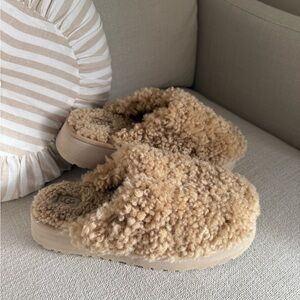 UGG Maxi Curly Platform Slippers